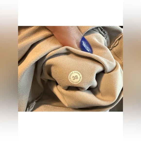 Lululemon Men’s ABC Crop Pant Relaxed Utilitech
Trench Tan Size 38 - Picture 4 of 5